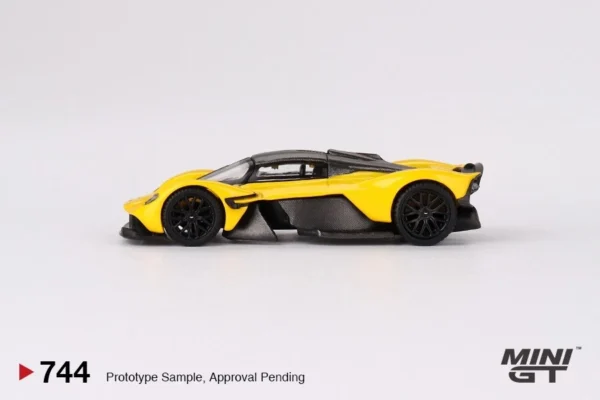 ASTON MARTIN VALKYRIE 2023 SUNBURST YELLOW - Image 2