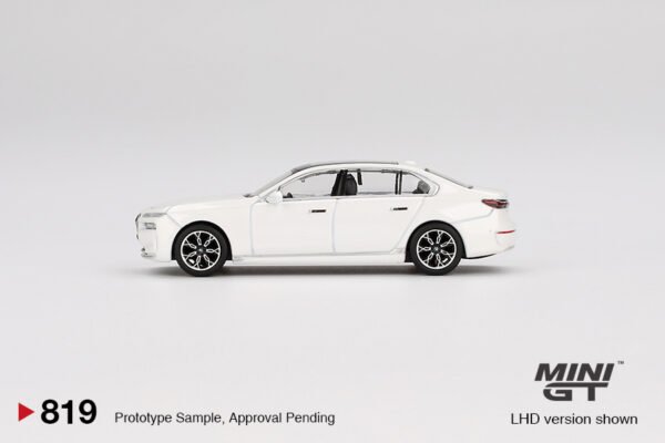 BMW i7 xDrive60 Mineral White - Image 2