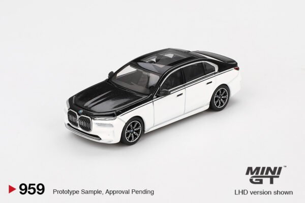 BMW i7 xDrive60 Alpine White/Black Sapphire - Image 3