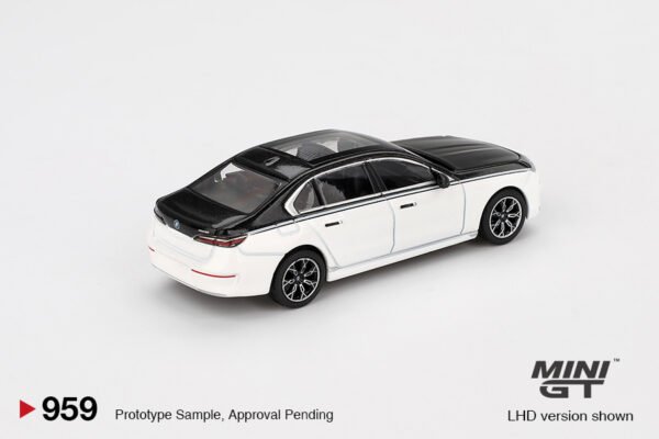 BMW i7 xDrive60 Alpine White/Black Sapphire - Image 4