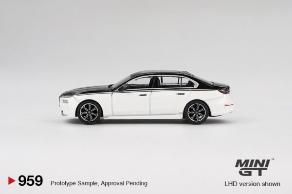 BMW i7 xDrive60 Alpine White/Black Sapphire - Image 2